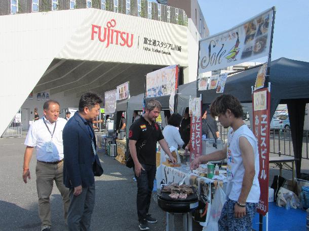 屋台を見学する市長