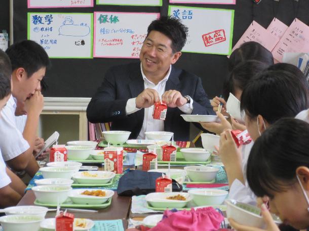 給食を試食する市長