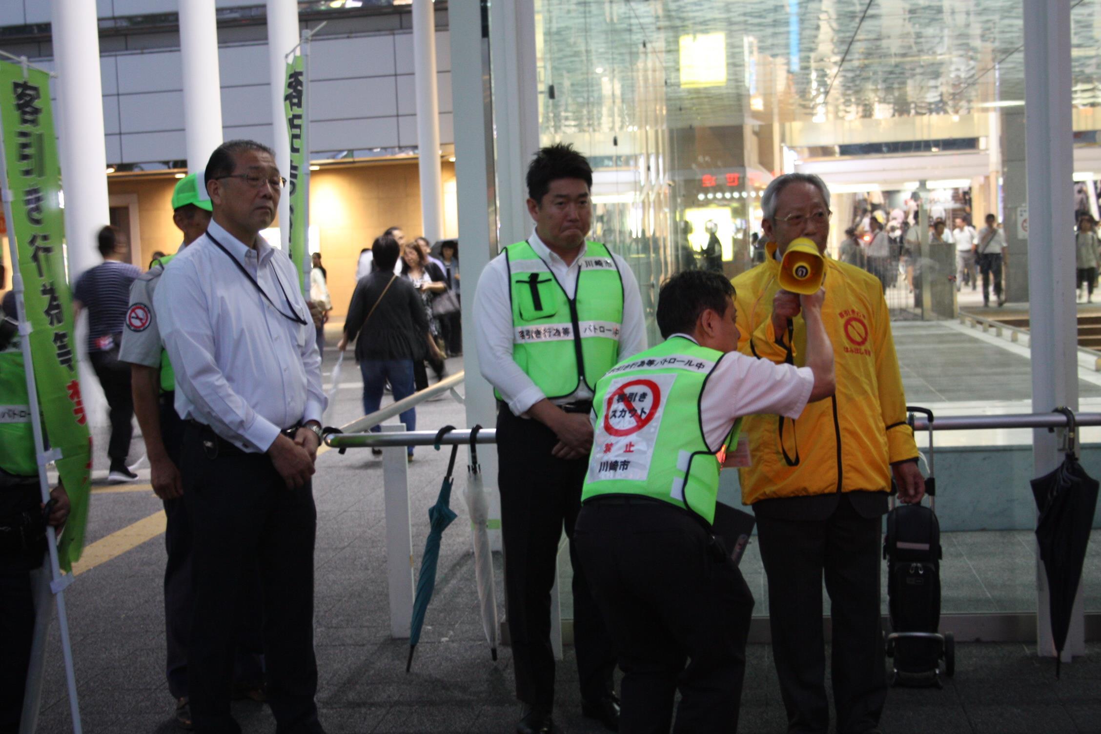 事業者等とともに呼び掛ける市長