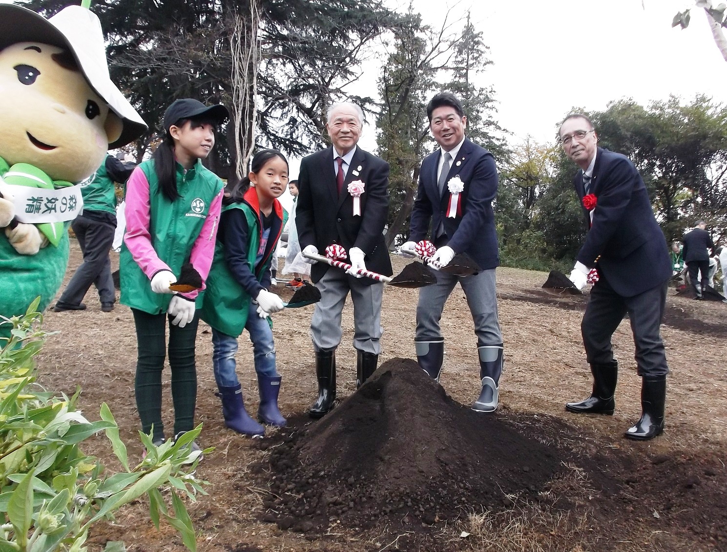 植樹式を行う市長