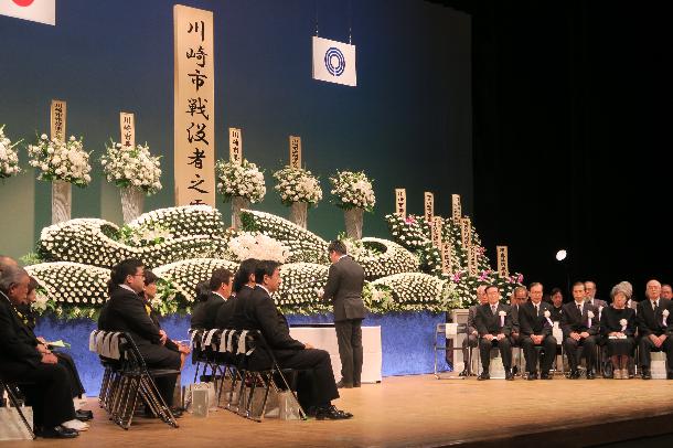 慰霊碑に献花する市長