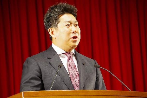 激励の言葉を述べる市長