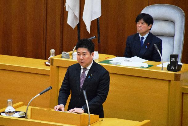 施政方針を述べる市長