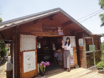 野菜などの直売をしているログハウス。手作りお菓子も販売しています。