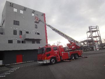 消防ヘリからの降下を想定した訓練やはしご車の訓練などさまざまな訓練が実施できる施設です。