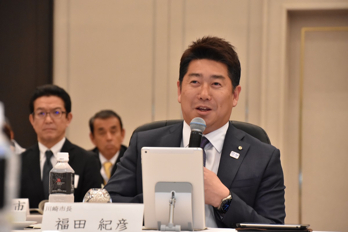 会議で発言をする市長