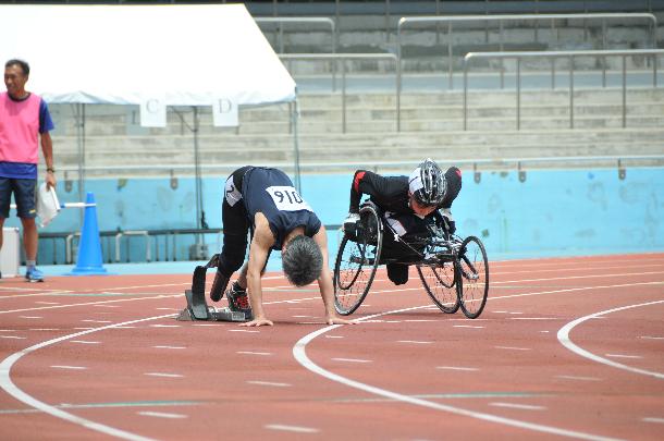 スタートダッシュを行う選手