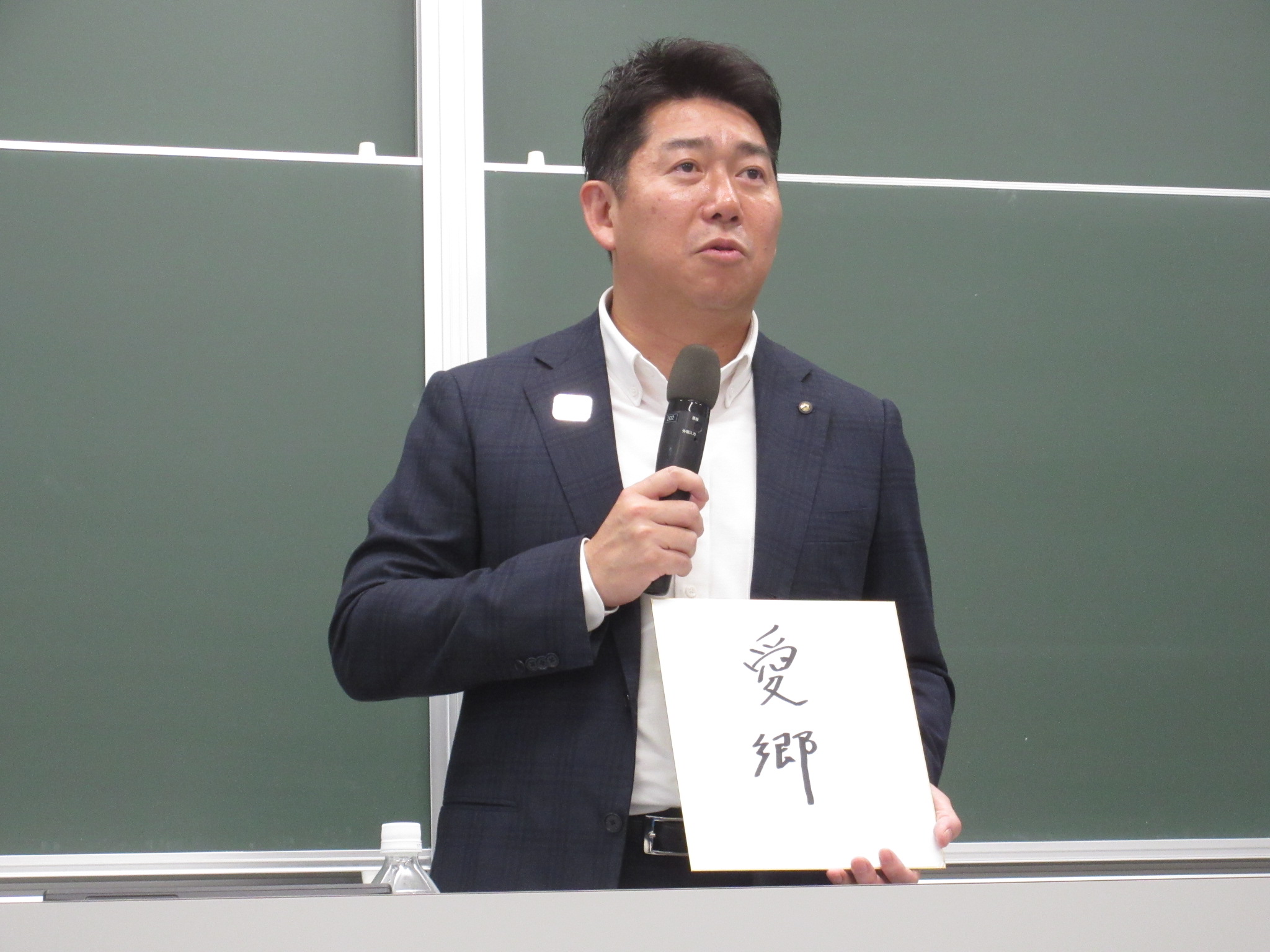 学生の皆さんにメッセージを贈る市長