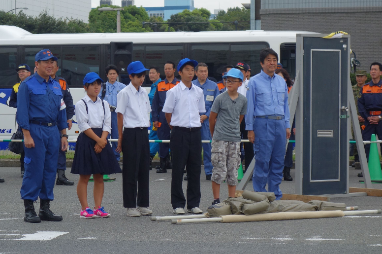 安倍総理と児童生徒と防災訓練を行う市長