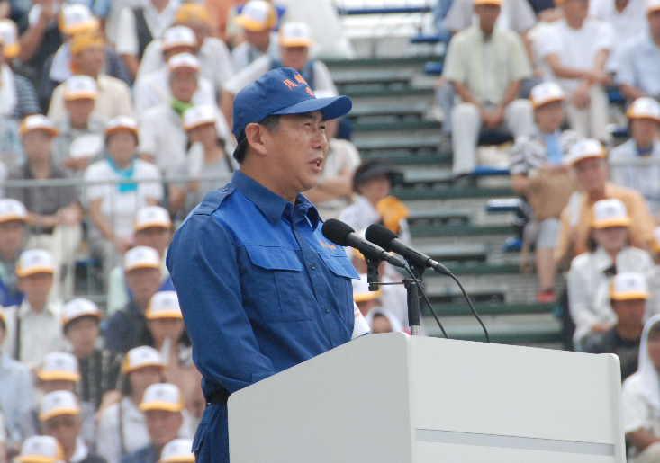 防災訓練の講評をする市長