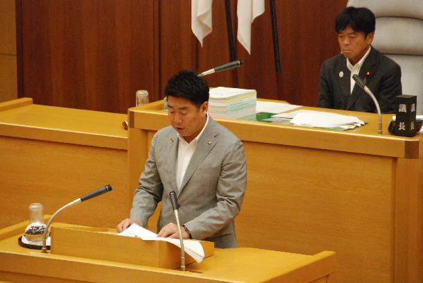 会議で提案説明をする市長