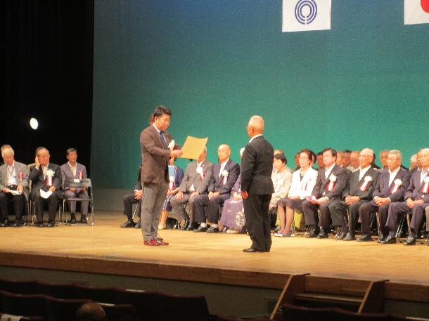 受賞者に表彰状と記念品を授与する市長