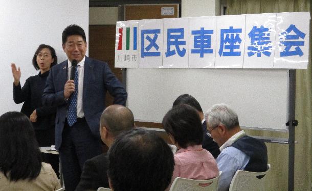 参加者とコミュニケーションをとる市長