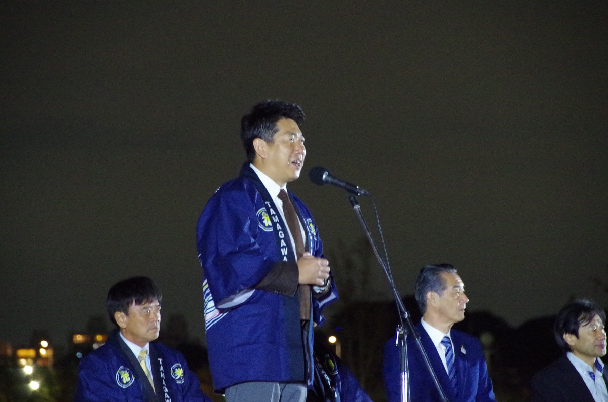  挨拶をする市長