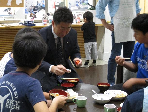 子供と一緒に食事をする市長