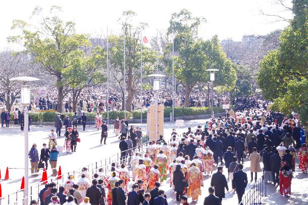 「成人の日を祝うつどい」に参加する新成人