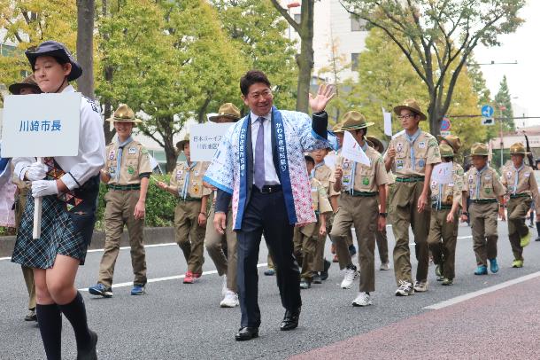 パレードに参加する市長