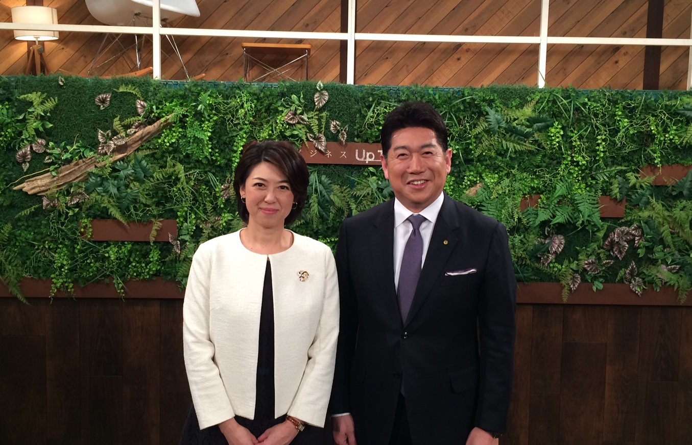 内田裕子さと一緒に撮影する市長