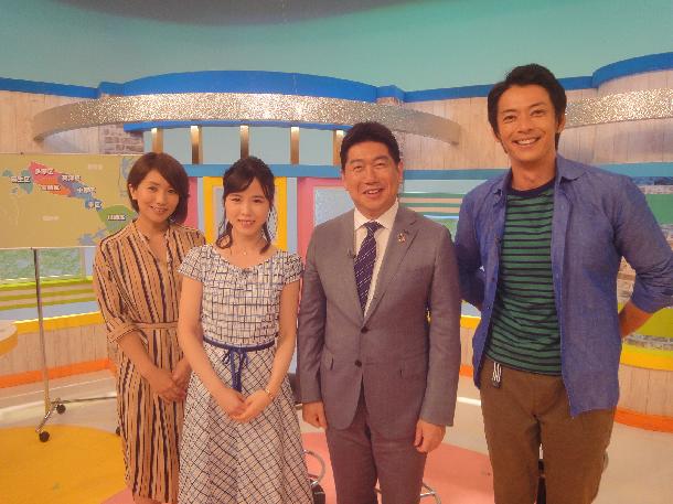 【写真】左からレポーター、田中碧tvkアナウンサー、福田市長、MC敦士が写っています。