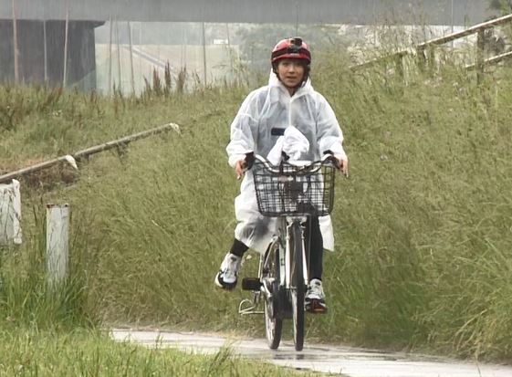 【写真】プレゼンターが自転車に乗っています