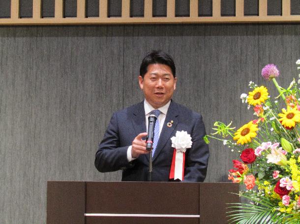 開催市代表挨拶をする市長