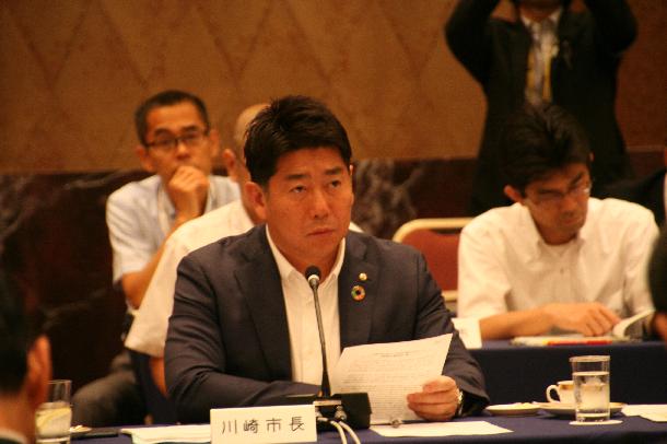 会議に参加する市長