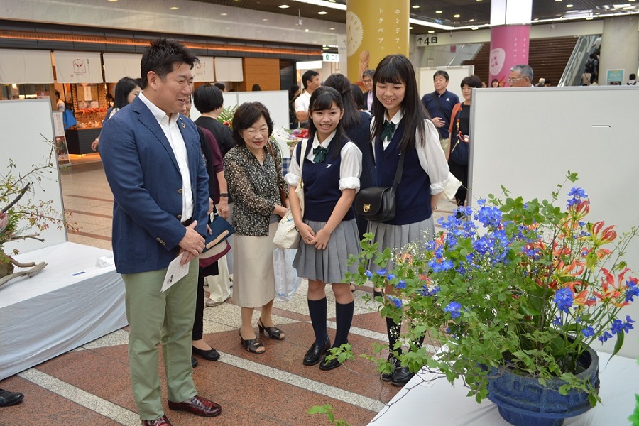 出展者の皆さんと交流をする市長