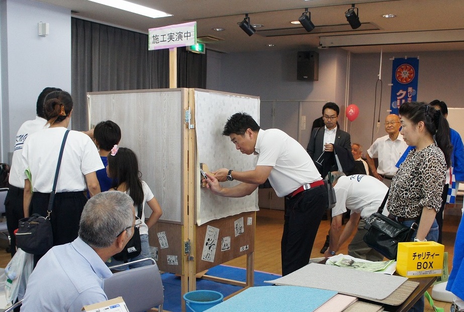 施行実演を行う市長