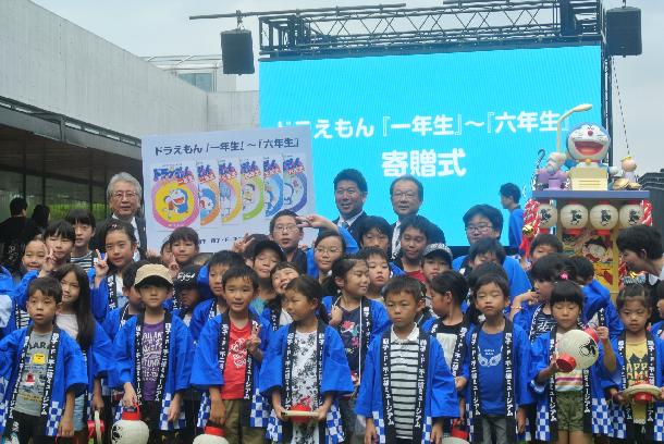 小学生と記念撮影をする市長