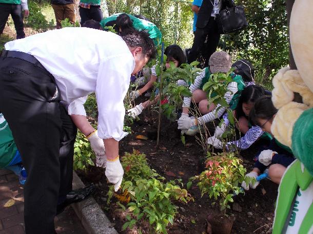 苗木を植える市長