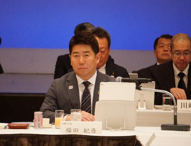 首脳会議に参加する市長