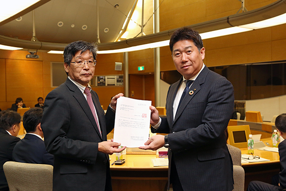 回答書を手渡した市長