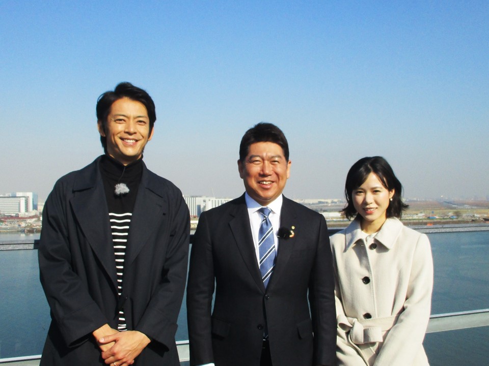 市長と敦士さん(左)、田中碧アナウンサー(右)