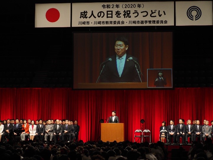 お祝いの言葉を述べる市長