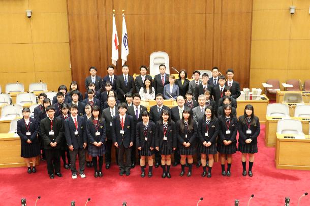 集合写真を撮る高校生と市長