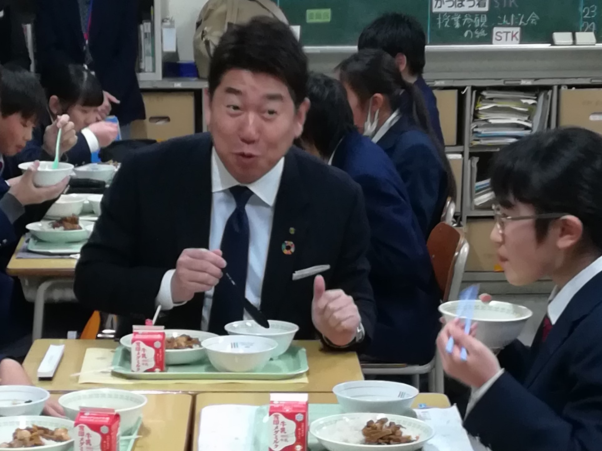 生徒と給食を食べる市長
