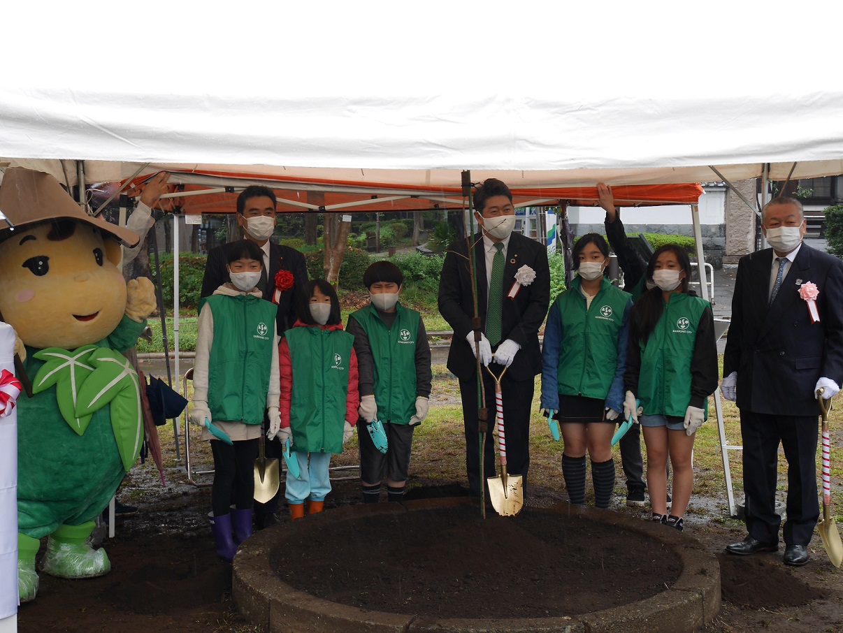 参加者と植樹に臨む市長