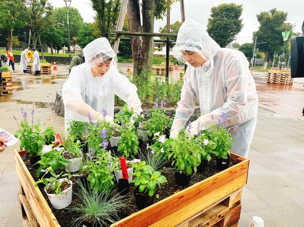 フェア会場に飾る花壇を制作している敦士さんと依吹さん