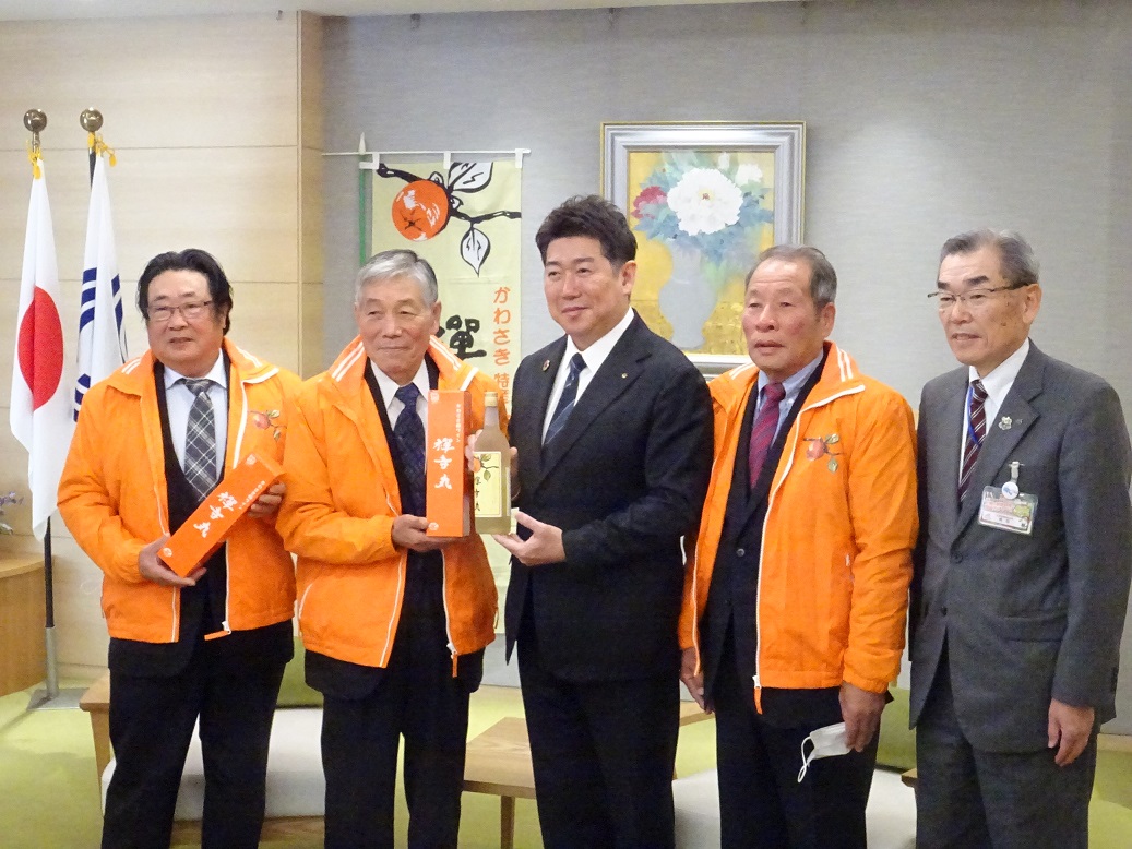 禅寺丸柿保存会とJAセレサ川崎から贈呈を受ける市長