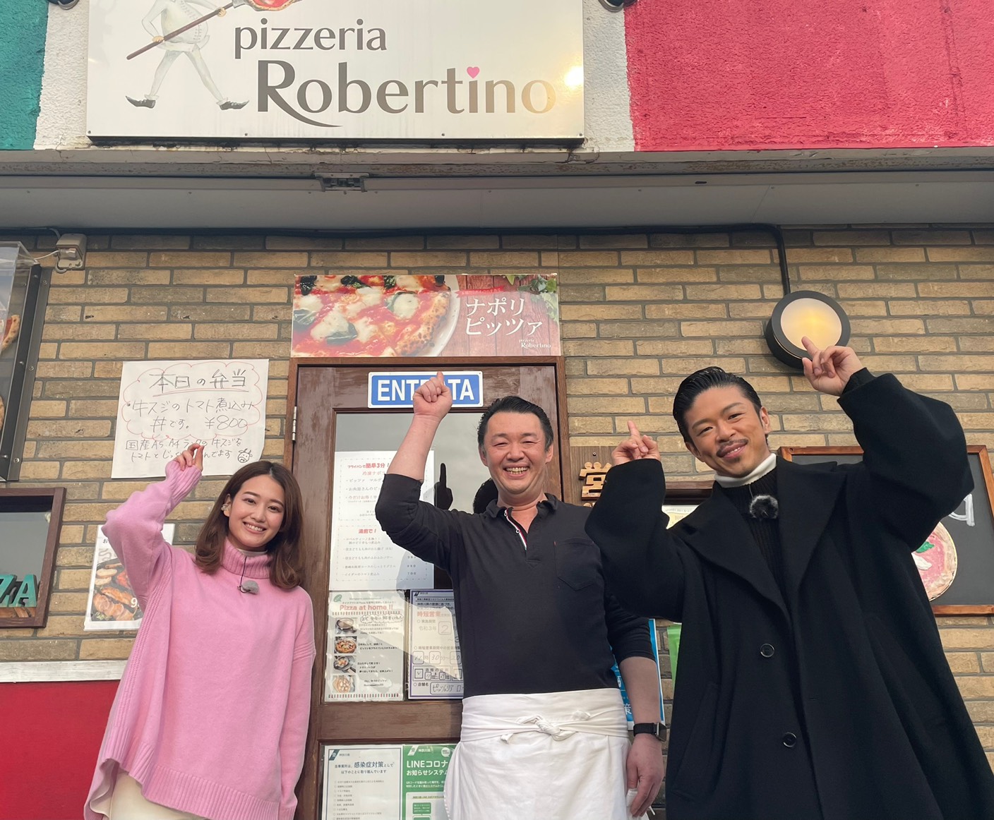 【写真】松本さんのごひいきのイタリアンのお店の前で写っています。