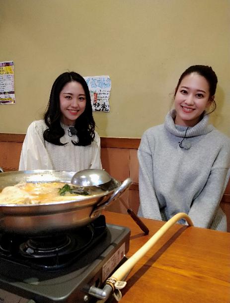 【写真】左にプレゼンターの須貝茉彩、右に加藤梨里香さんがお鍋の前で写っています。