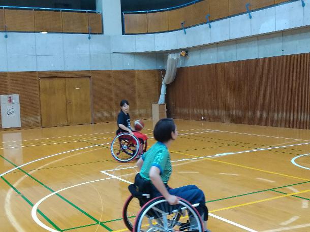 【写真】リポーターと山崎選手が写っています