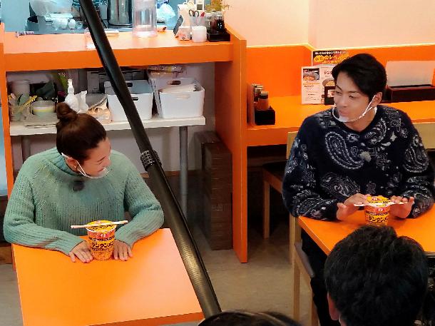 【写真】敦士さんと須貝さんがリニューアルしたカップ麺を食べています