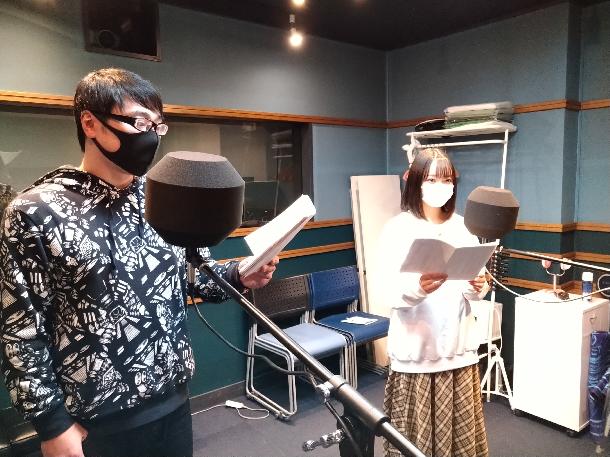 【写真】スタジオで鈴木ゆうはさんと声優さんが写っています