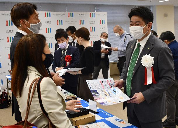 認定製品・技術について説明を受ける市長