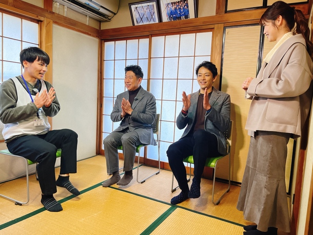 市立看護大学の学生と一緒に認知症予防体操