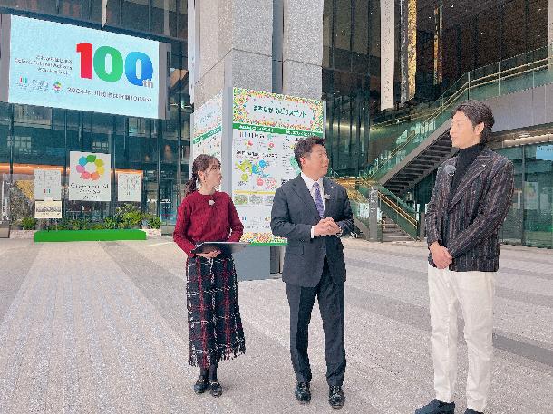 【写真】川崎市役所新本庁舎のアトリウムにて100周年事業について紹介