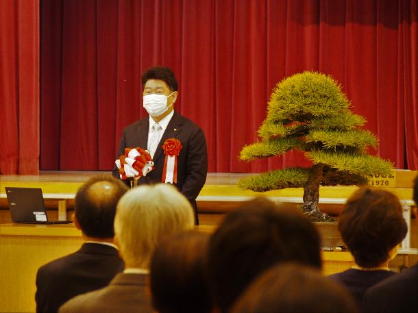 祝辞を述べる市長