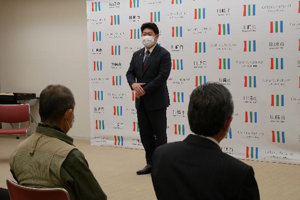 挨拶を述べる市長