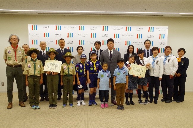 出席した子どもたちとの記念撮影の様子